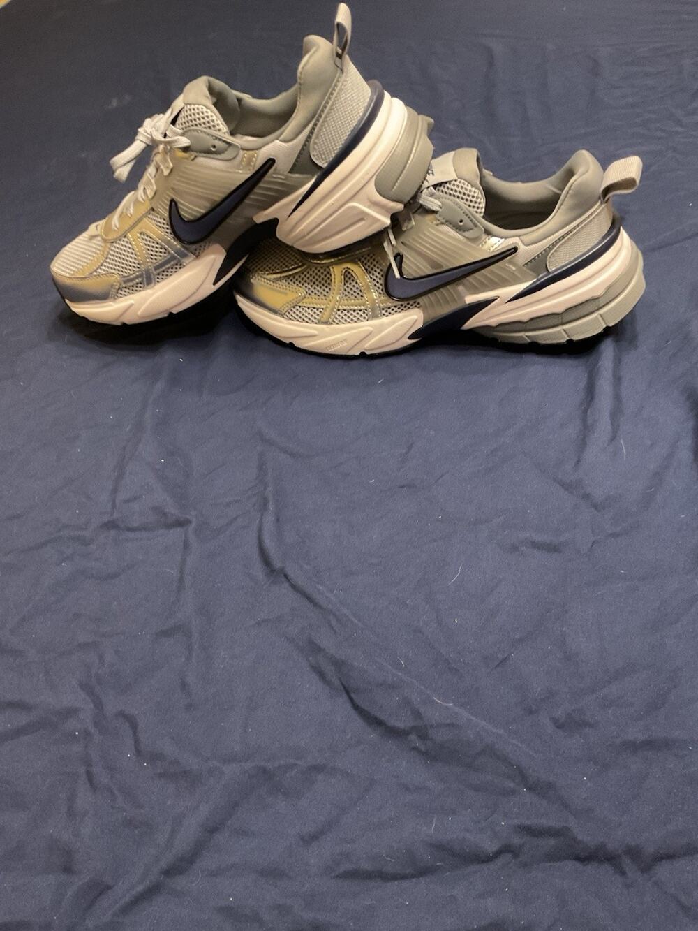 Women’s Nike V2 Run Sneaker W9.5